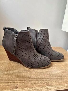 Report Granger Perforated Wedge Ankle Boots Gray